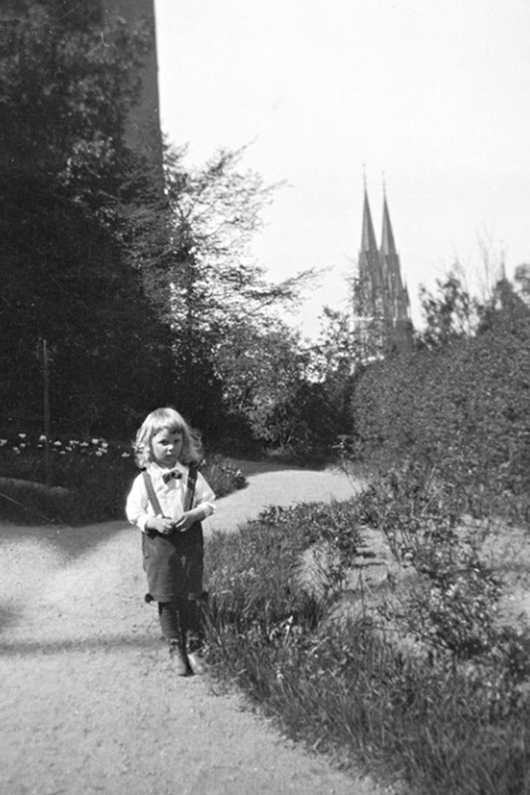 Dag as a child by Uppsala castle